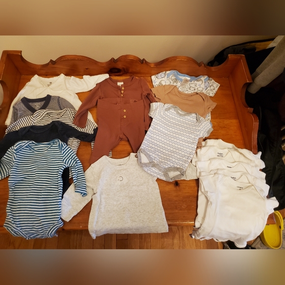 Cozy bundle of gender neutral baby clothes size newborn to 3months - Picture 2 of 5